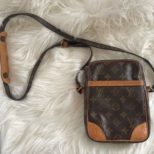 Vintage 90’s Louis Vuitton Compact Crossbody Reposh